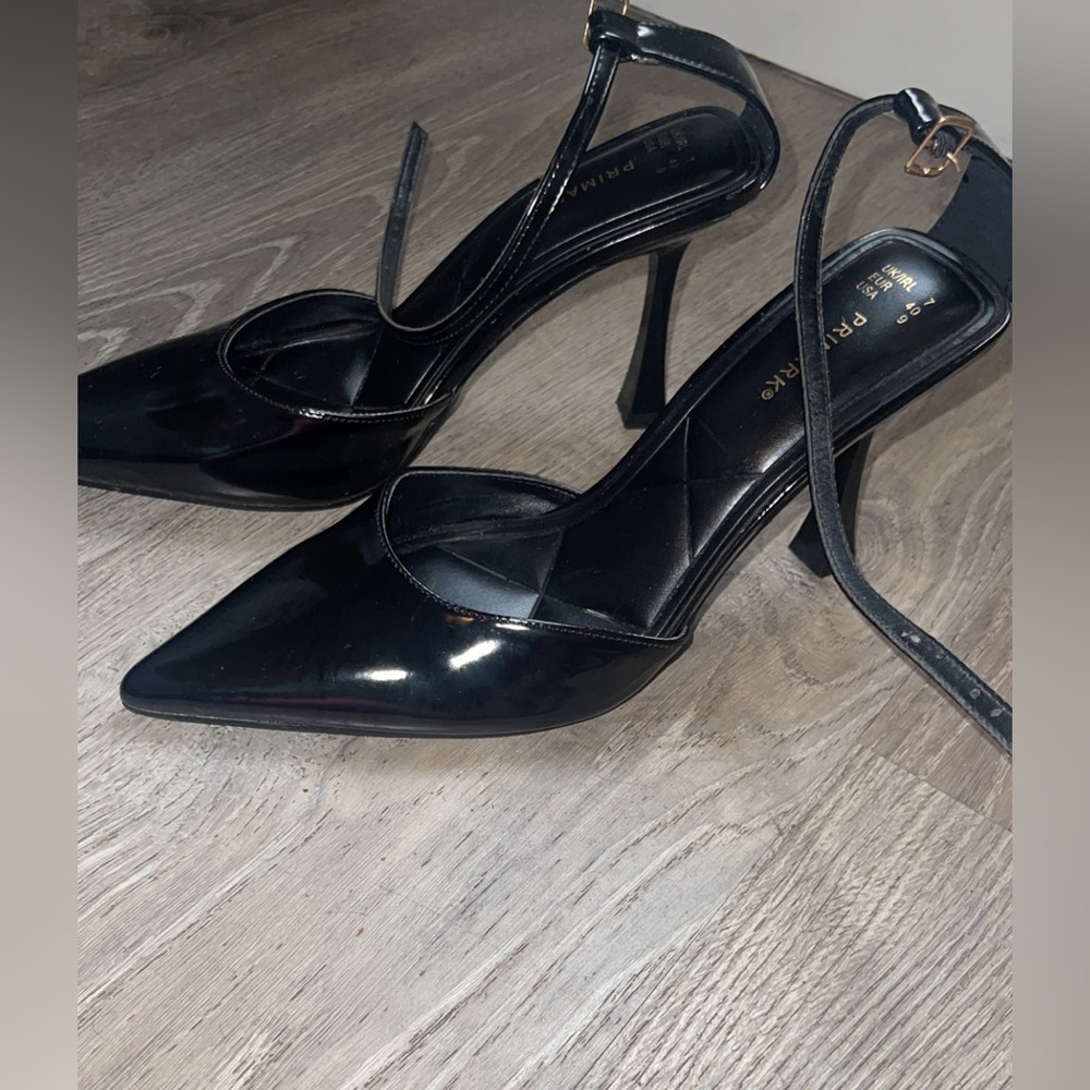 Black strap around ankle heel